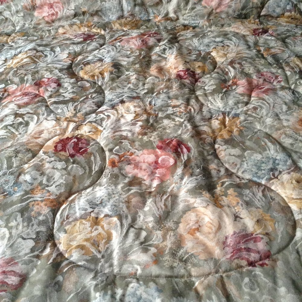 Elegant green and red floral comforter